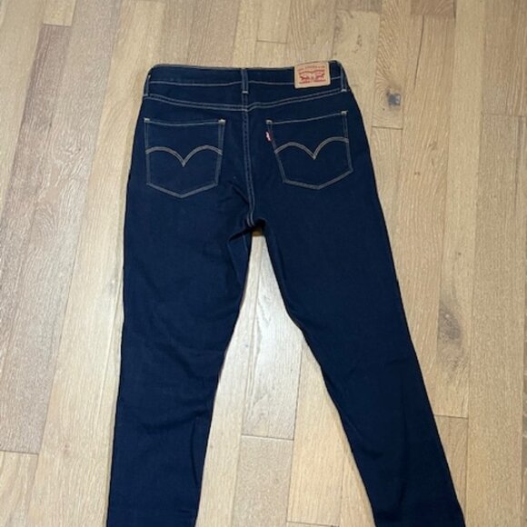 Darkwash Levi's - Picture 2 of 5